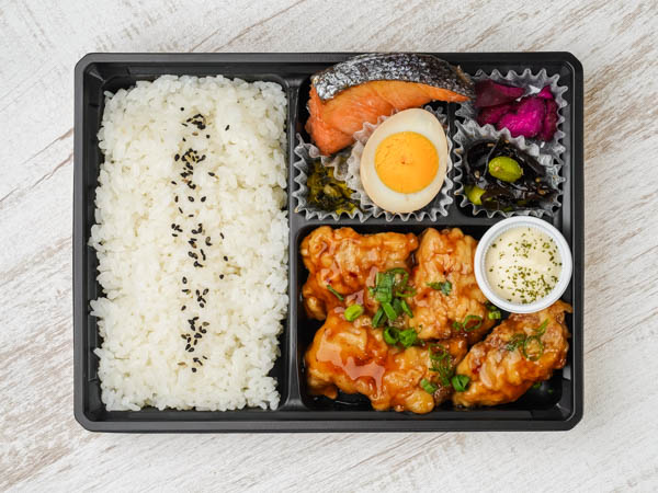 チキン南蛮と鮭塩焼き弁当