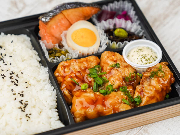 チキン南蛮と鮭塩焼き弁当