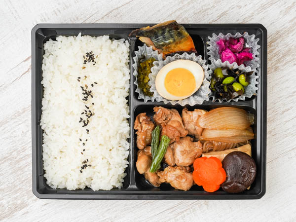 鶏すき焼きとサバ塩焼き弁当
