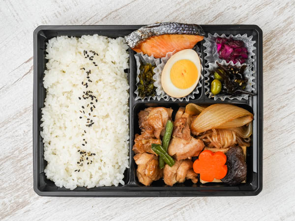 鶏すき焼きと鮭塩焼き弁当