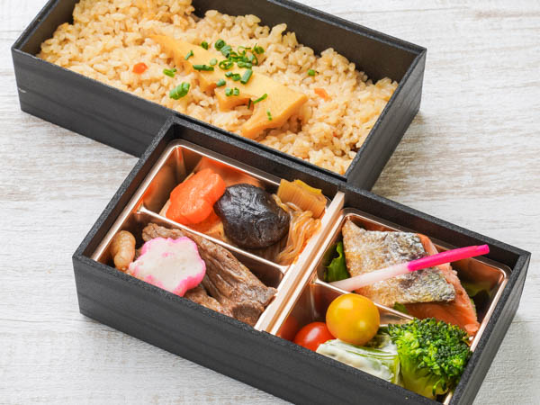 黒毛和牛すき焼きと鮭塩焼き弁当（筍の炊き込み）