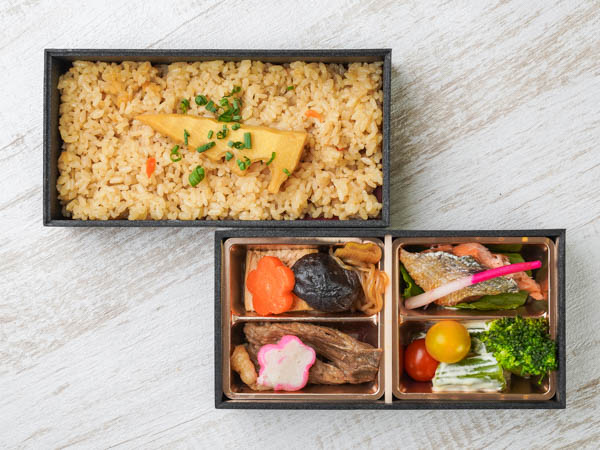 黒毛和牛すき焼きと鮭塩焼き弁当（筍の炊き込み）