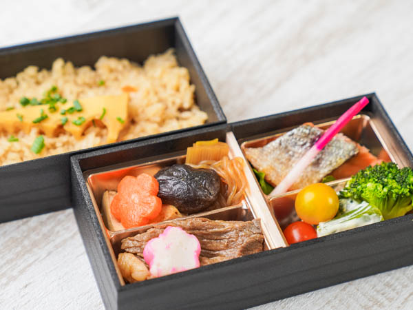 黒毛和牛すき焼きと鮭塩焼き弁当（筍の炊き込み）
