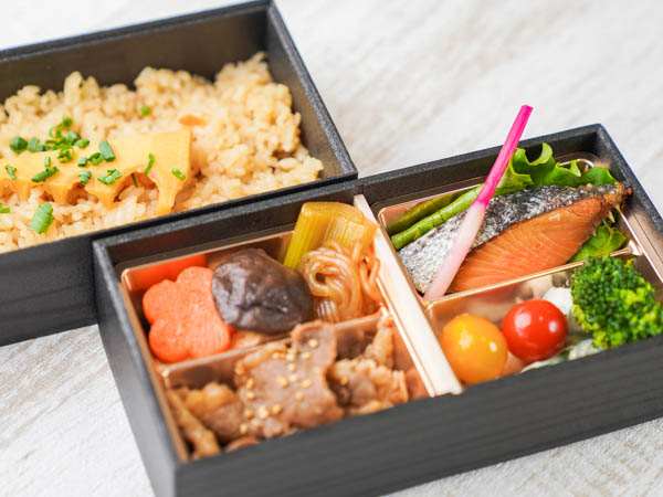 黒毛和牛焼肉と鮭塩焼き弁当（筍の炊き込み）