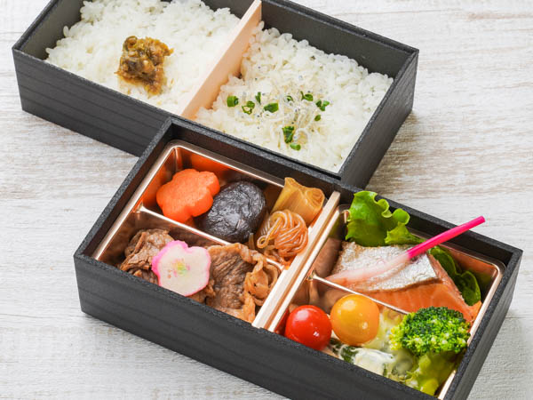 黒毛和牛すき焼きと鮭塩焼き弁当（うど入り南蛮みそとじゃこ）