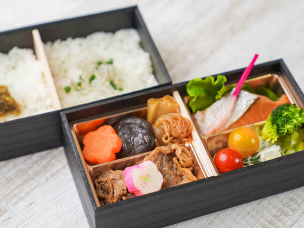 黒毛和牛すき焼きと鮭塩焼き弁当（うど入り南蛮みそとじゃこ）