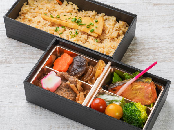 黒毛和牛すき焼きと鮭西京焼き弁当（筍の炊き込み）