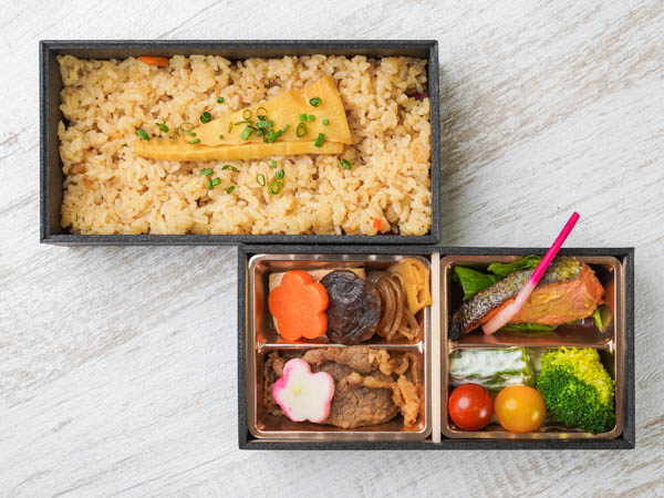 黒毛和牛すき焼きと鮭西京焼き弁当（筍の炊き込み）