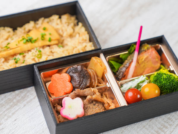黒毛和牛すき焼きと鮭西京焼き弁当（筍の炊き込み）