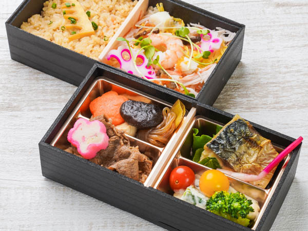 黒毛和牛すき焼きとサバ塩焼き弁当（バラちらしと筍の炊き込みご飯）