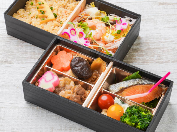 黒毛和牛すき焼きと鮭塩焼き弁当（バラちらしと筍の炊き込みご飯）