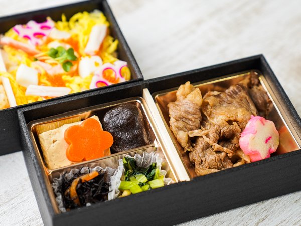 【バラちらしと筍の炊き込みご飯】黒毛和牛すき焼き弁当（肉増量）