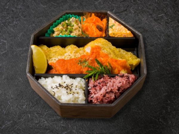 彩りソースで味わう洋風チキン御膳