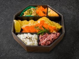 彩りソースで味わう洋風チキン御膳