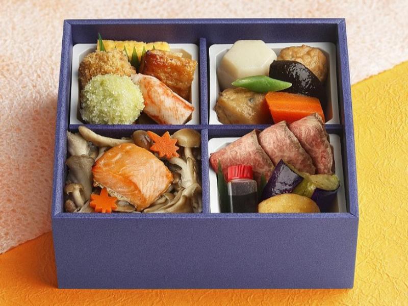 【9月～11月まで】ローストビーフと鮭きのこ御飯のお弁当（500mlペット緑茶付き）