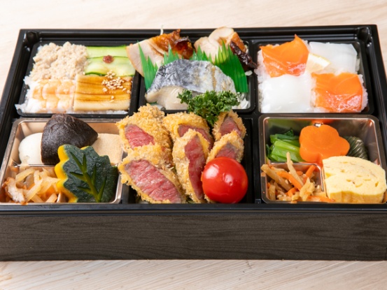 彩りモザイク寿司と牛カツのおもてなし弁当