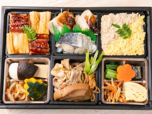 鰻と穴子の市松寿司と牛すき焼きの贅沢弁当