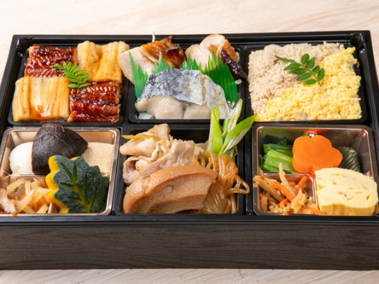 鰻と穴子の市松寿司と牛すき焼きの贅沢弁当