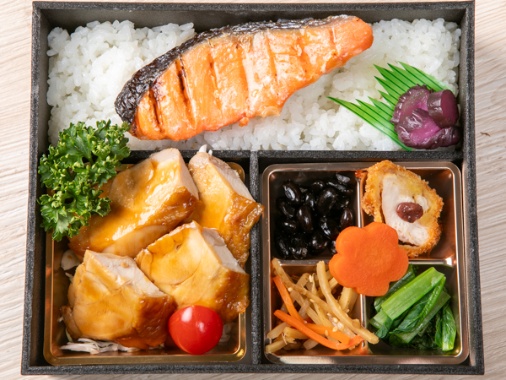 鶏照り焼きと鮭塩焼きのダブルメイン弁当
