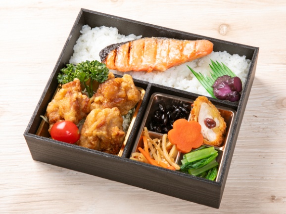鶏唐揚げと鮭塩焼きのダブルメイン弁当