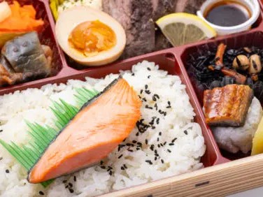THE MAKUNOUCHI（幕ノ内弁当 直火網焼きハラミステーキ）