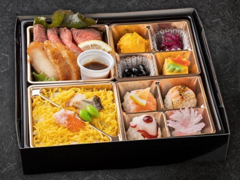 ローストビーフと照り焼きチキン 紅ずわい蟹と鰻ちらし
の手鞠御膳