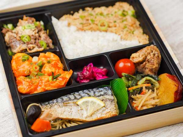 牛すき焼き＆エビチリ＆鯖塩焼き豪華弁当