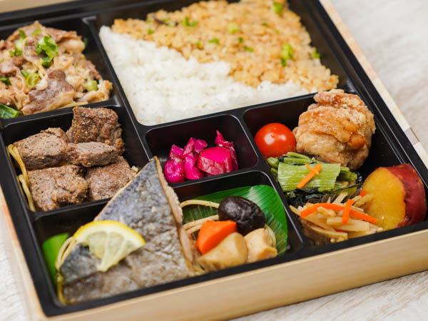 サイコロステーキ＆牛すき＆鰤の塩焼き豪華弁当