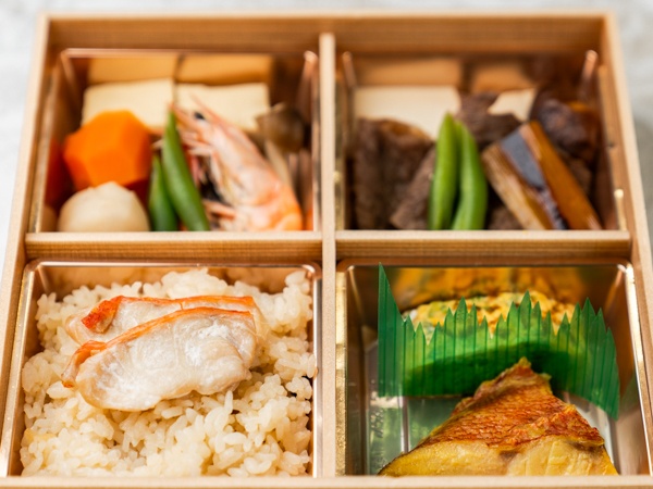 【500mlペット茶付き】特上金目鯛飯とA5ランク和牛すき焼き弁当（アコウダイ西京焼き&煮物）
