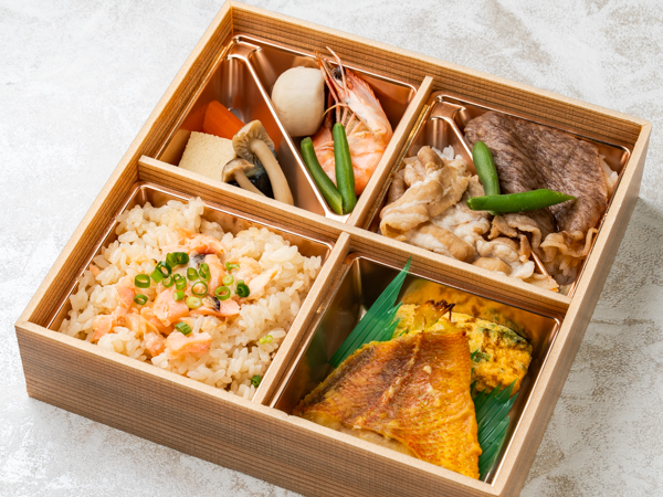 【500mlペット茶付き】鮭ハラコ飯と黒毛和牛、豚すきご飯弁当（アコウダイ西京焼き&煮物）