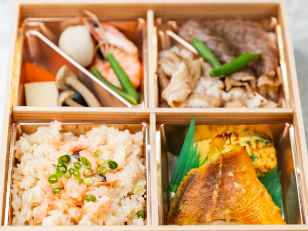 【500mlペット茶付き】鮭ハラコ飯と黒毛和牛、豚すきご飯弁当（アコウダイ西京焼き&煮物）