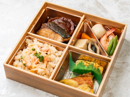 【500mlペット茶付き】鮭ハラコ飯とぶり大根弁当（アコウダイ西京焼き&煮物）