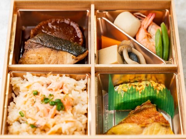 【500mlペット茶付き】鮭ハラコ飯とぶり大根弁当（アコウダイ西京焼き&煮物）