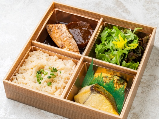 【500mlペット茶付き】炊き込みご飯とぶり大根弁当（銀ヒラス西京焼き&サラダ）