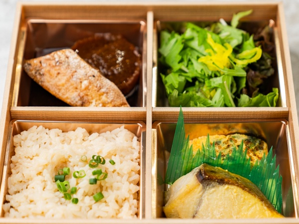 【500mlペット茶付き】炊き込みご飯とぶり大根弁当（銀ヒラス西京焼き&サラダ）