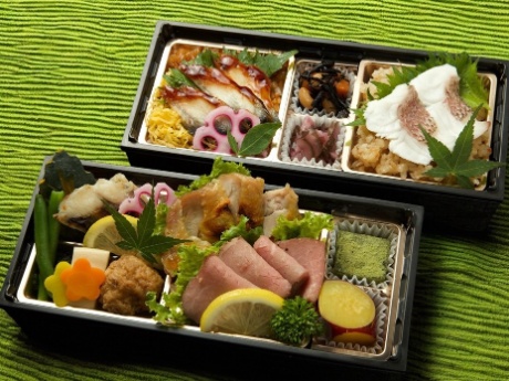 ローストビーフと焼き鶏とうな丼と鯛めしの懐石重