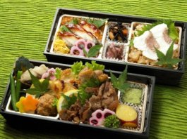 牛焼肉と焼き鶏とうな丼と鯛めしの懐石重