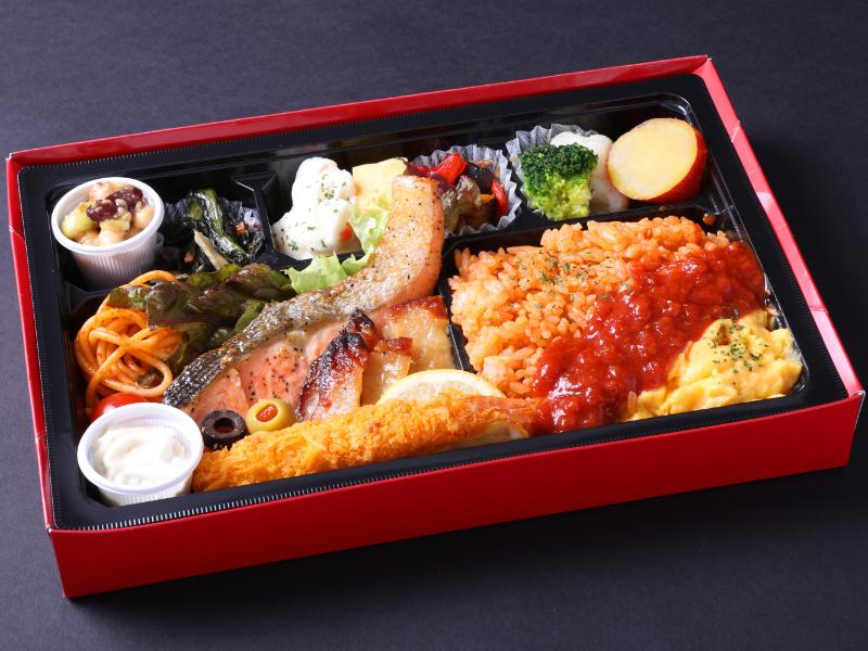 サーモンのムニエルとアソートBOX(チキンオムライス)