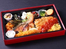 サーモンのムニエルとアソートBOX(チキンオムライス)