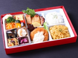 チキンステーキとカニクリームコロッケ