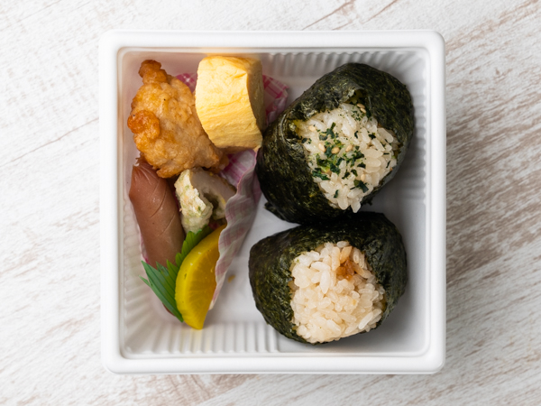 【出汁で炊いた】鶏そぼろおにぎりと選べるおにぎりセット