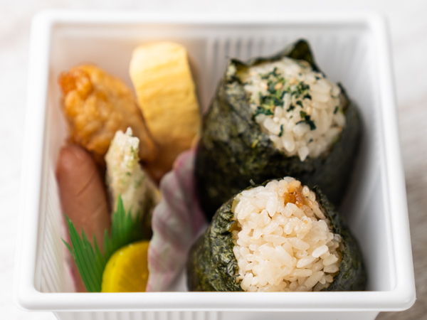 【出汁で炊いた】鶏そぼろおにぎりと選べるおにぎりセット