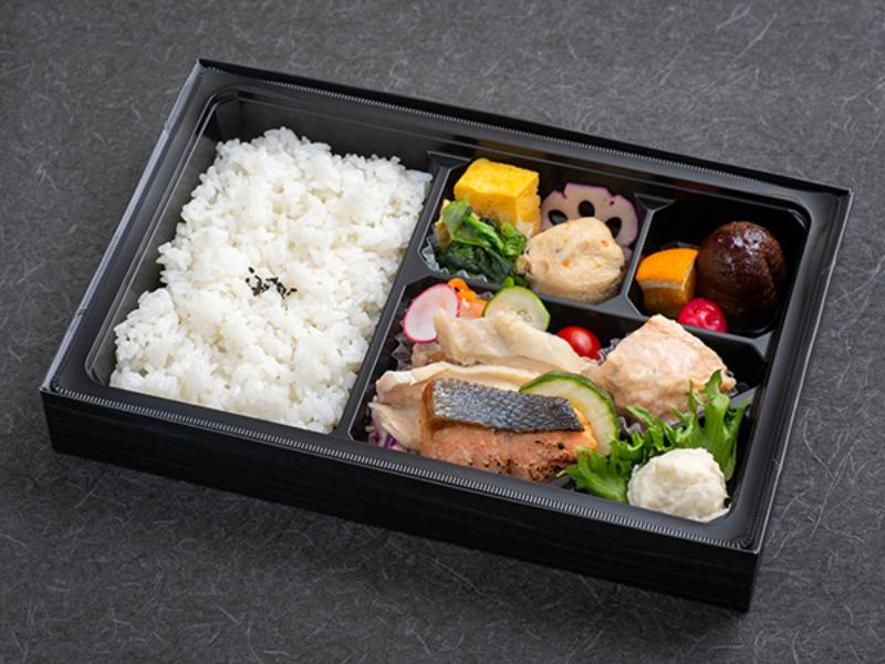 鮭の西京焼きと柚子胡椒蒸し鶏の色彩弁当