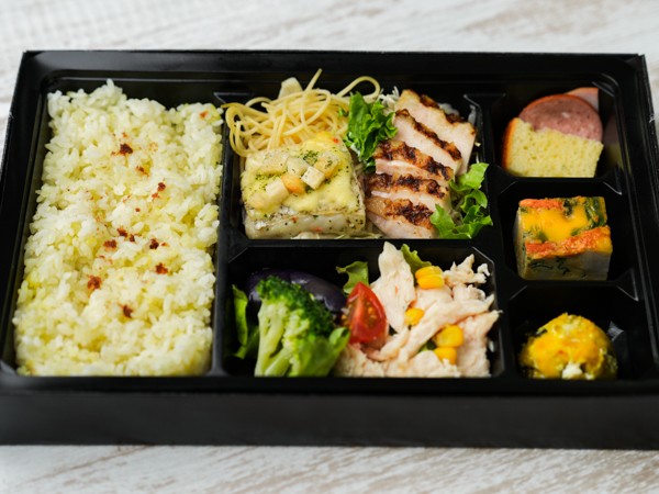 お魚のチーズ焼きとグリルチキン