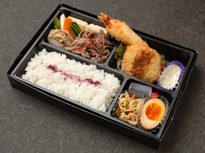 すき焼きと有頭大海老フライの贅沢弁当