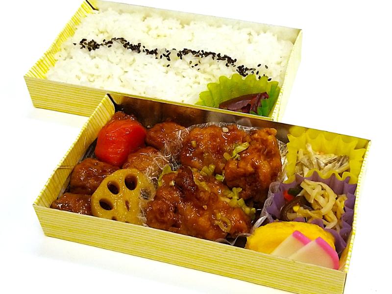 油淋鶏（鶏の薬味ソース掛け）×肉団子と野菜の黒酢餡かけ弁当