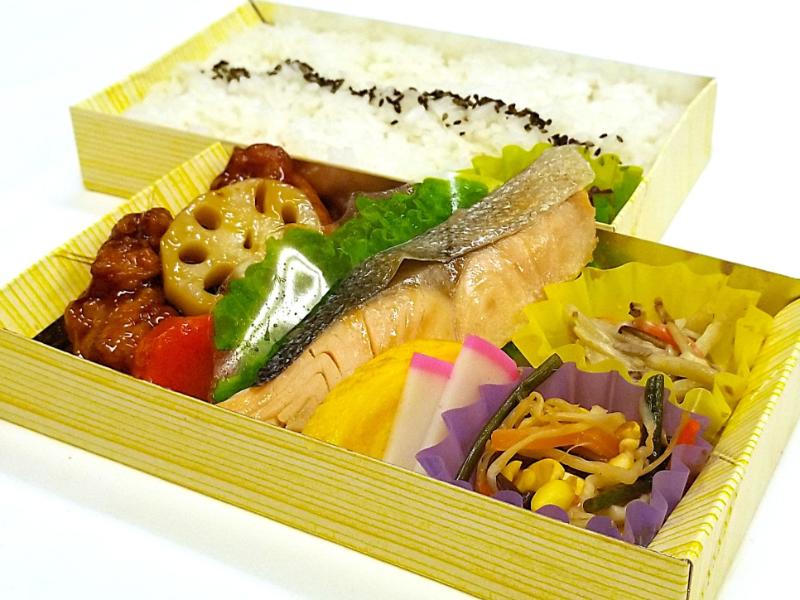 鶏と野菜の黒酢餡かけ×鮭の塩焼き弁当