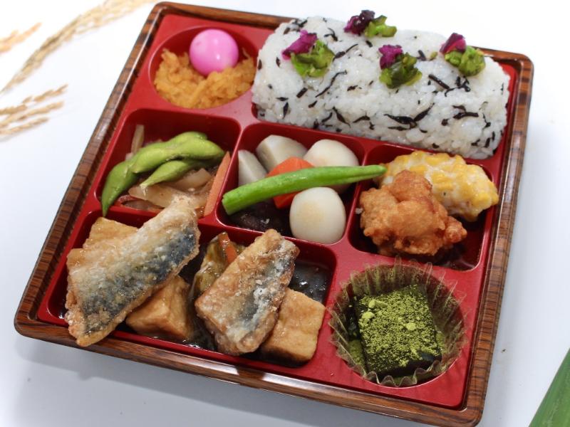 【特製】鯖の竜田揚げ〜岩海苔の餡をかけて〜（ひじきごはん）