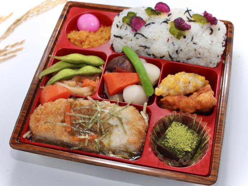 【特製】チキンカツ〜岩海苔の餡をかけて〜（ひじきごはん）