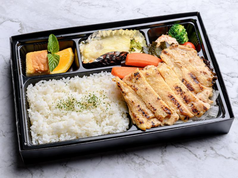 チキンステーキ弁当（ガーリックオニオンソース）